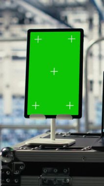 Yapay zeka teknolojisi için veri merkezi eğitim altyapısında izole edilmiş dikey ekran tableti. Sunucu çiftliğindeki krom anahtar aygıtı makine öğrenme eğitimi ve çıkarım olanağı sağlıyor