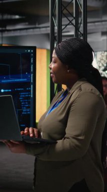 Vertical Video Güçlendirilmiş kurumsal yönetici kaldıraçlar makine öğrenme ve büyük veri algoritmaları, yazılım ve sinir ağları ile şirket performansını optimize ediyor. İş çözümleri. Kamera A.