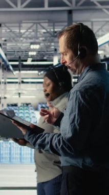 Vertical Video Veri Merkezi teknisyeni, müşterilerin web sitesi sunucu sorunlarını çözmek için tablet üzerinde yapay zeka kullanıyor. Sunucu çiftliği teknik desteği kullanıcıların çevrimiçi hizmetlerini sürdürmelerine yardımcı oluyor