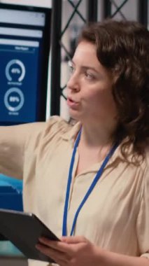 Modern ofisteki verimliliği sembolize eden bir toplantıda, şirket vizyonunu ve hedeflerini iyileştirmek için analitikleri gözden geçiren dikey Video İş Kadınları. Profesyonellik ve kurumsal feminizm