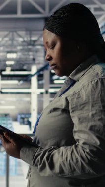 Dikey Veri Merkezi yazılım geliştiricisi, AI sondaj platformlarının işlem hızını geliştirmek için sistem ayarlarını ayarlar. Sunucu merkezi çalışanı, yapay zekayı desteklemek için tablet ve donanım güncelleme kullanır