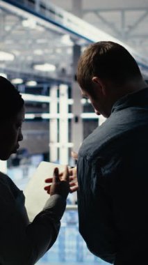 Sunucu odası teknisyenlerinden oluşan dikey video ekibi, dizüstü bilgisayardaki uyarı mesajı altyapı yavaşlatmasına neden oldu. Takım çalışması veri merkezi meslektaşları yazılım hatalarının neden olduğu arızayı görüyor