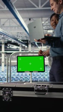 Dikey video veri merkezi bilişim uzmanları yapay zeka panelini izole ekran tableti kullanarak kontrol ediyorlar. Sunucu odası geliştiricileri güvenilir olması için krom anahtar aygıtı üzerinde yapay zeka araçlarını test ederler