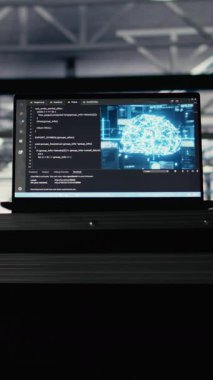 Endüstriyel veri merkezindeki internet hizmetlerine yardımcı olan dizüstü bilgisayardaki dikey video yapay zeka teknolojisi. Bilgisayarda çalışan yapay zeka kodlama betiği sunucu çiftliğinde dijital olarak oluşturuldu