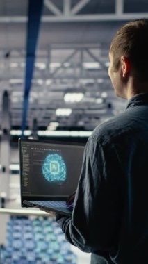 Dikey Veri Merkezi yazılım geliştiricileri işlevsel ölçümleri inceleyerek derin öğrenme süreçlerini izler. Sunucu çiftliği bilişim uzmanları nöral ağ raporlarını gözden geçirmek için birlikte çalışıyorlar