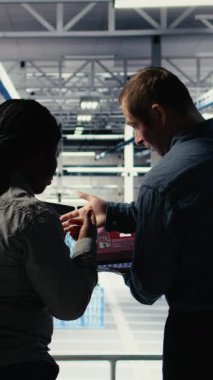 Sunucu odası teknisyenlerinden oluşan dikey video ekibi, dizüstü bilgisayardaki uyarı mesajı altyapı yavaşlatmasına neden oldu. Takım çalışması veri merkezi meslektaşları yazılım hatalarının neden olduğu arızayı görüyor