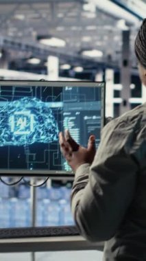 Sunucu odasındaki dikey video ordu uzmanları keşif bilgilerini incelemek için yapay zeka programı kullanıyorlar. Askeri veri merkezi meslektaşları görevleri hazırlamak için makine öğrenme sistemleri çalıştırıyor