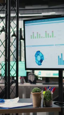 Dikey Video Süslü toplantı odası teknoloji ve iş belgeleriyle dolu, profesyonel alan bir sonraki oturum için hazır. Hava tahminleri, performans ölçümleri ve büyüme stratejileri dijital