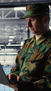 Sunucu merkezindeki dikey video yazılım geliştiricisi keşif bilgilerini incelemek için dizüstü bilgisayarda yapay zeka uygulaması kullanıyor. Askeri veri merkezi çalışanı görevi planlamak için sinirsel ağlar kullanıyor