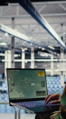 Dikey video ordusu veri merkezinde füze takibi için yapay zekayı radar sistemlerine entegre ediyor. Askeri asker sunucu odasında yapay zeka sistemleri aracılığıyla hava hareketlerini analiz ediyor.