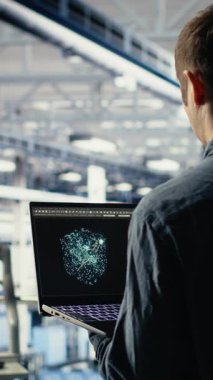 Sistem ayarlarını ayarlamak için AI LLM Chatbot önerilerini kullanan dikey video Veri Merkezi yazılım geliştiricisi. Sunucu merkezi IT çalışanı, altyapıyı yönetmek için dizüstü bilgisayardaki büyük dil modelini kullanıyor