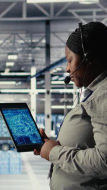 Veri merkezi programcılarından oluşan dikey video ekibi, müşterilerin web sitesi sunucu sorunlarını çözmek için yapay zeka kullanıyor. Takım çalışması sunucu tarım teknik uzmanları kullanıcıların çevrimiçi hizmetlerini sürdürmelerine yardımcı oluyor