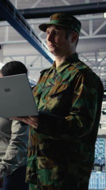 Sunucu merkezindeki dikey video askeri yapay zeka teknolojisini kullanarak savunma altyapısını modernize ediyor. Askeri veri merkezi uzmanı. Not defteri kullanarak yapay zeka teknolojisi entegre ediyor.