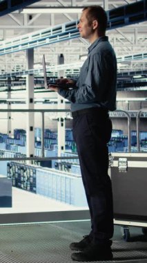 Dikey Veri Merkezi yazılım geliştiricileri işlevsel ölçümleri inceleyerek derin öğrenme süreçlerini izler. Sunucu çiftliği bilişim uzmanları nöral ağ raporlarını gözden geçirmek için birlikte çalışıyorlar