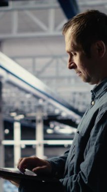 Dikey video veri merkezi mühendisi, makine öğrenme sürecini dizüstü bilgisayarla gözlemler, operasyonel ölçümleri gözden geçirir. Bilgi İşlem uzmanı, devam eden denetim sırasında nöral ağların raporlarını inceledi