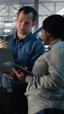 Dikey video sunucu odası çalışanları altyapıyı bilgisayarla güvenlik sorunları için tarıyor. Veri merkezi sistem yöneticileri dosya yedeklemelerini düzenlemek ve kurtarma adımlarını planlamak için dizüstü bilgisayar kullanırlar, kamera B