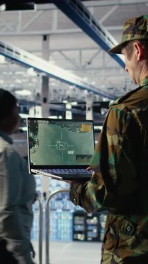 Düşman tehditlerini izlemek için radar yazılımı kullanan dikey video askeri veri merkezi uzmanı. Ordu askeri veri merkezinde şüpheli aktiviteleri tarıyor. Defter ve kamera kullanarak tehlikeleri tespit ediyor.