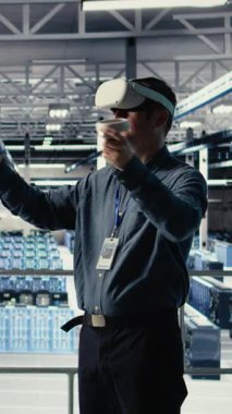 Dikey Veri Merkezi sistem yöneticisi sanal gerçeklik teknolojisi kullanarak yapay zeka sondaj işleme hızını arttırıyor. Sunucu çiftliğindeki adam yapay zekaya destek sağlamak için VR gözlük takıyor.