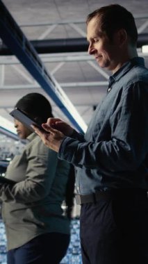 Sunucu merkezindeki dikey video bilişim uzmanı, derin öğrenme yapay zeka sistemlerinin görevlerle ilgilenmesini kolaylaştırmak için tablet kullanır. Veri merkezi programcısı yapay zeka model parametrelerini aygıt, kamera A kullanarak ayarlar