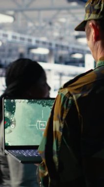 Düşman tehditlerini izlemek için radar yazılımı kullanan dikey video askeri veri merkezi uzmanı. Ordu askeri veri merkezinde şüpheli aktiviteleri tarıyor. Defter ve kamera kullanarak tehlikeleri tespit ediyor.