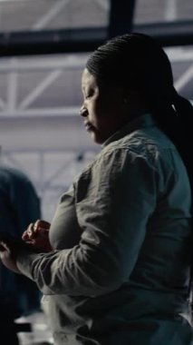 Dikey Veri Merkezi yazılım geliştiricileri altyapı raflarına makine öğrenme yazılımı yerleştirdiler. Sunucu odası bilişim uzmanları, uygulamaları desteklemek için tablet kullanan veri tabanlarıyla yapay zeka sistemleri eğitiyorlar.