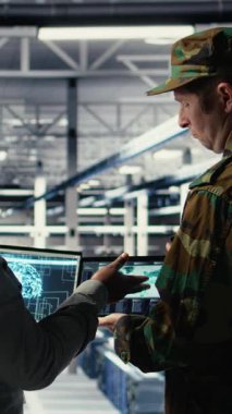 Dikey video komutanı ve veri merkezindeki kadın programcı defter yazılımı kullanarak koordinatları takip ediyor. Asker ve Afrikalı Amerikalı kadın sunucu merkezinde keşif verilerini inceliyor.