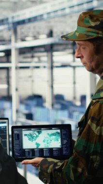 Dikey video komutanı ve veri merkezindeki kadın programcı defter yazılımı kullanarak koordinatları takip ediyor. Asker ve Afrikalı Amerikalı kadın sunucu merkezinde keşif verilerini inceliyor.