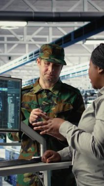 Sunucu odasındaki dikey video ordu uzmanları keşif bilgilerini incelemek için yapay zeka programı kullanıyorlar. Askeri veri merkezi meslektaşları görevleri hazırlamak için makine öğrenme sistemleri çalıştırıyor