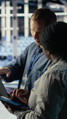 Dikey video sunucu oda arkadaşları güncellemeleri yüklemek ve yapay zeka sistemlerini çalışır tutmak için dizüstü bilgisayar kullanırlar. Veri Merkezi mühendislik ekibi kod geliştiren altyapı çıktısı, kamera B 'yi yazmak için dizüstü bilgisayar kullanır.