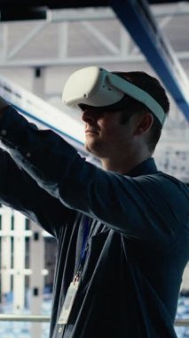 Dikey Veri Merkezi çalışanı, sistem incelemesi sırasında VR kulaklığı kullanarak Al 'ın gösterge panelini kontrol et. Sunucu merkezi çalışanı sanal gerçeklik teknolojisini kullanarak yapay zeka araçlarının güvenilir olup olmadığını test ediyor.