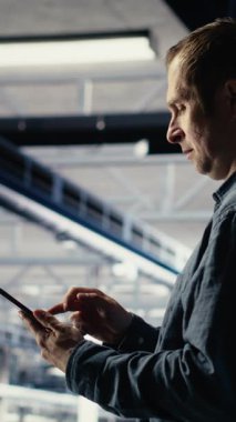 Sunucu merkezindeki dikey video bilişim uzmanı, derin öğrenme yapay zeka sistemlerinin görevlerle ilgilenmesini kolaylaştırmak için tablet kullanır. Veri merkezi programcısı yapay zeka model parametrelerini aygıt, kamera B kullanarak ayarlar