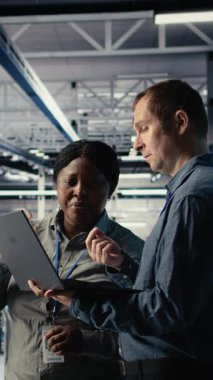 Sunucu merkezindeki mühendislerden oluşan dikey video ekibi yapay zeka sistemlerinin görevlerini en iyi şekilde yapmasını sağlıyor. Takım çalışması veri merkezi meslektaşları yapay zeka model parametrelerini aygıt kullanarak ayarlar