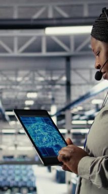 Müşterilere rehberlik etmek için yapay zeka kullanan dikey video sunucu odası teknik çalışanı. Veri merkezindeki teknisyen sunuculardaki sistem hatalarını düzeltmek için yapay zeka ve kamera A 'yı kullanıyor.