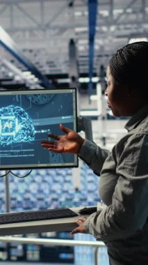 Dikey video sunucu odası ordu uzmanları savunma altyapısını modernize etmek için yapay zeka teknolojisi kullanıyorlar. Askeri sunucu odası meslektaşları yapay zekayı birleştirerek taktiksel hazırlığı arttırıyorlar.