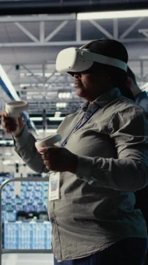 Sanal gerçeklik kullanan dikey video veri merkezi teknisyeni yapay zeka donanımı işleme hızını arttırıyor. Sunucu merkezi bilişim uzmanı VR kulaklığı kullanarak yapay zekaya destek sağlıyor