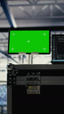 Sunucu odasında yapay zeka teknolojisini destekleyen ekipman donanımlı dikey video yeşil ekran tablet. Veri merkezinde Chroma anahtar aygıtı yapay zeka için geniş veri depolama ve işleme