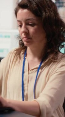 Dikey Video Kadın İş Analisti veri içgörülerini ve dizüstü bilgisayardaki aylık raporları inceleyerek şirketin genişleme başarısını garanti altına almak için yeni bir genel strateji geliştirdi. Hedef taahhüdü. Kamera B.