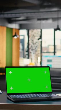 Dikey Görüntü Sessizliği kurumsal çalışma alanı dizüstü bilgisayarda dijital kopya alanı, performans göstergelerini analiz etmek için düzenlenmiş iş belgeleri içerir. Planlama hedefleri ve itici girişim başarısı.