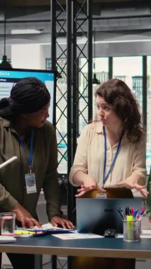 Profesyonel kadınlardan oluşan dikey video güçlü bir ekip, çok uluslu bir şirketin hedeflerini belirlemek ve görüşlerini tartışmak için yönetim kurulunda toplanıyor.