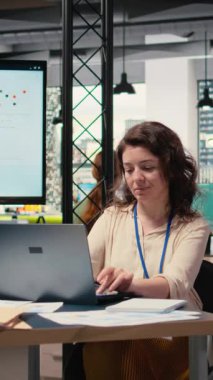 Veri analizi ve stratejik planlamaya dalmış dikey video odaklı yönetici çalışma yerinde tek başına oturuyor. Vizyonu ve hedeflerine odaklı zihniyeti çok uluslu şirkete başarı sağlıyor.