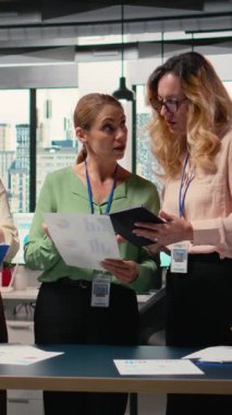 Güçlendirilmiş iş kadınlarından oluşan dikey Video Grubu, verileri, performans göstergelerini ve proje raporlarını gözden geçirerek çağdaş bir ofiste işbirliği yapmaktadır. Stratejik düşünme ve kurumsal feminizmi göstereceğiz.