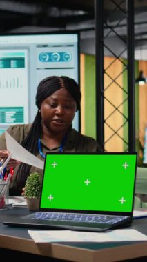 Hırslı iş kadınlarından oluşan dikey Video Ekibi, modern yönetim kurulunda kopya alan ekranı, stratejik planlama ve kurumsal bir ortamda veri raporları ve bilgi grafikleriyle işbirliği yapmaktadır. Kamera A.