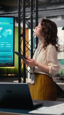 Verimlilik için aylık veri raporlarını inceleyen Dikey Video Yetkili CEO, stratejik planlama göstergelerini inceleyerek çok uluslu şirketlerin başarısını garanti ediyor. Güçlü bir vizyon oluşturuyor. Kamera A.