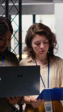 Güçlendirilmiş iş kadınlarından oluşan dikey Video Grubu, verileri, performans göstergelerini ve proje raporlarını gözden geçirerek çağdaş bir ofiste işbirliği yapmaktadır. Stratejik düşünme ve kurumsal feminizmi göstereceğiz.