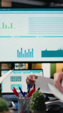 Dikey Videolu Kadın Güçlendirme Grubu, veri raporlarıyla birlikte strateji geliştiriyor, şirket sinerjisi hedeflerine ulaşmak için kağıtlardaki finans bilgilerini analiz ediyor. Paylaşılan anlayış ve liderlik. Kamera A