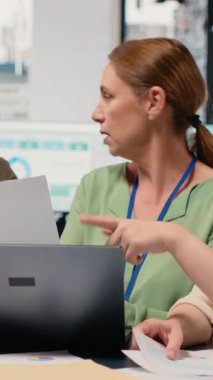 Dikey Video İş Kadınları analitik ve planlama stratejisini modern bir çalışma alanında, birlikte geliştirme vizyonunu destekleyerek karşılaştırırlar. Veri analizlerinde işbirliği yapan ve gözden geçiren çeşitli ortaklar. Kamera B.