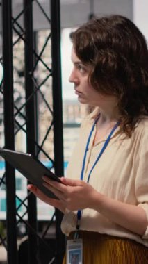 Verimlilik için aylık veri raporlarını inceleyen Dikey Video Yetkili CEO, stratejik planlama göstergelerini inceleyerek çok uluslu şirketlerin başarısını garanti ediyor. Güçlü bir vizyon oluşturuyor. Kamera B.