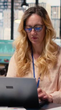 Vertical Video Chief yürütme subayı modern bir ofis kurulumuna güvenerek çalışarak, kurumsal hedefleri performans göstergeleriyle aynı hizaya getirerek odaklanmış analizler ve güçlü iş stratejisi yoluyla