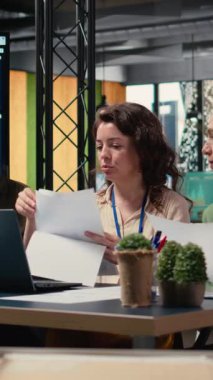 Dikey Video Kadın Liderler grubu, çok uluslu bir şirket ofisinde yeni bir mali strateji oluşturmak için performans göstergeleri üzerinde işbirliği yapıyor. Kaynakların proje amaçlarıyla hizalanmasını ilişkilendirir