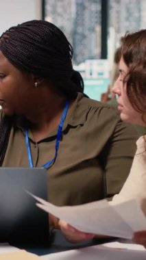 Dikey Video İş Kadınları analitik ve takım çalışmasının gücünden faydalanıyor, etkin planlama ve işbirlikçi liderlik yoluyla şirket gelişimini ilerletiyor. Sonuçları ve ilerlemeyi gözden geçir. Kamera.